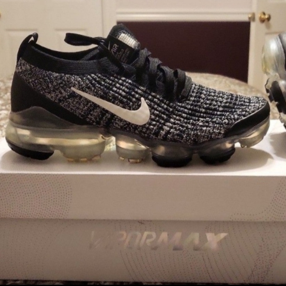 SOLD.....NIKE VAPORMAX
